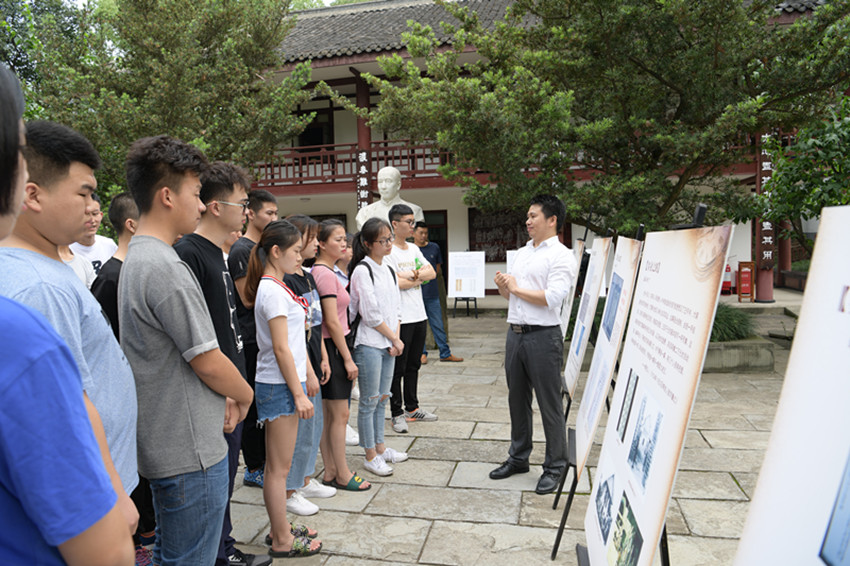 2018年5月18日，青年学生参观李劼人家国情怀主题展.jpg